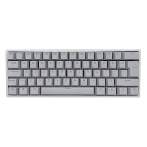 Puede incluir: Un teclado mecánico compacto con un chasis gris claro y teclas a juego en gris claro con letras en gris oscuro. La disposición incluye teclas QWERTY estándar, una barra espaciadora, teclas modificadoras y teclas de función en un marco rectangular.