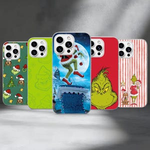 Könnte beinhalten: Fünf Smartphone-Hüllen mit Grinch-Motiven. Die Hüllen zeigen verschiedene Designs, darunter einen grünen Hintergrund mit Weihnachtssymbolen, einen lindgrünen Umrissdruck, eine Szene mit der Figur auf einem Schornstein, eine rote Hülle und rote Streifen.