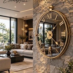 Könnte beinhalten: Eine große, runde Wanduhr mit einem goldfarbenen Metallrahmen und einem dunkel verspiegelten Zifferblatt. Sie verfügt über markante goldene römische Ziffern, schlanke Zeiger und ein zentrales Pendelwerk. Die Uhr ist an einer Steinwand montiert.