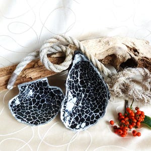 Decoratieve zwarte en zilveren schelpen, decoratieve oester, sieradenhouder van schelpen, zeepbakje van schelpen, badkamerdecoratie, cadeau voor een vriend(in).