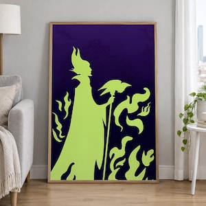Peut inclure: Une impression d'art mural rectangulaire dans un cadre en bois clair représentant la silhouette vert citron d'un personnage à coiffe cornue tenant un bâton surmonté d'un oiseau, sur un fond violet profond avec des flammes vertes stylisées.