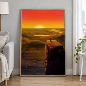 Könnte beinhalten: Ein gerahmter vertikaler Kunstdruck, der eine weite Savannenlandschaft bei Sonnenuntergang zeigt. Eine einsame Figur sitzt auf der Kante einer markanten, dunklen Felsklippe und blickt auf einen gewundenen Fluss und Hügel.