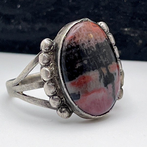 Very Fine Antique 1930s Sterling Silver Native American Dine' (Navajo) Silversmith Made Picture Petrified Wood Cabochon Ring Triple Shank