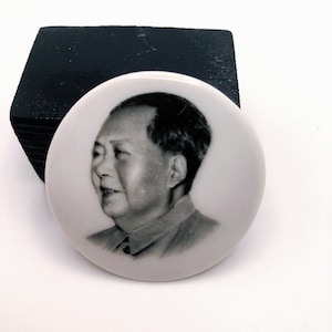 Vintage General Mao Mao Zedong President of the People&#39;s Republic of China Cultural Revolution 1969 Porcelain Propaganda Campaign Button Pin