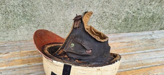 Outstanding English 1940s Cromwell Motorcycle Racing Safety Helmet