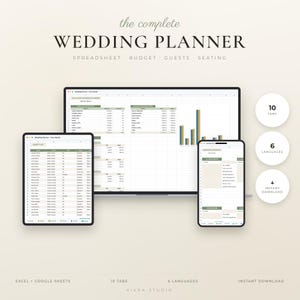 Puede incluir: Un planificador de bodas digital en una computadora portátil, tableta y teléfono inteligente. La interfaz muestra hojas de cálculo para presupuesto, invitados y asientos. El texto incluye "the complete WEDDING PLANNER", "10 TABS", "6 LANGUAGES".