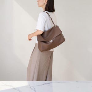 Schultertasche aus Vollnarbenleder, minimalistische Alltagstasche
