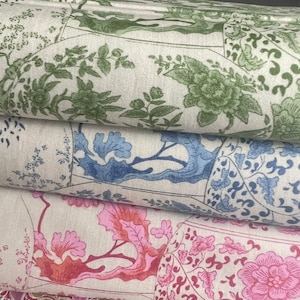 Può includere: Tre campioni di tessuto con un motivo floreale stilizzato ripetuto. Il campione superiore presenta motivi floreali verdi su uno sfondo crema. Il campione intermedio presenta motivi floreali blu su uno sfondo crema. Il campione inferiore presenta motivi floreali rosa su uno sfondo crema.