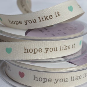 Nastro con messaggio stampato "spero che ti piaccia" da 15 mm della gamma Berisford, nastro in poliestere intrecciato color crema, confezione regalo