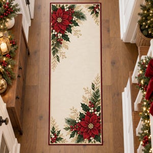 Könnte beinhalten: Ein rechteckiger Läufer mit cremefarbener Mitte und dunkelrotem Rand. Das Design zeigt große rote Weihnachtssterne, grüne Tannenzweige, Stechpalmenblätter und kleine weiße Beeren, die in den Ecken des Teppichs angeordnet sind.