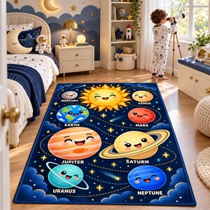 Könnte beinhalten: Ein rechteckiger Teppich mit dunkelblauem Hintergrund und einem Cartoon-Sonnensystem-Design. Der Teppich zeigt die Sonne und die Planeten Merkur, Venus, Erde, Mars, Jupiter, Saturn, Uranus und Neptun, die jeweils ein lächelndes Gesicht haben.
