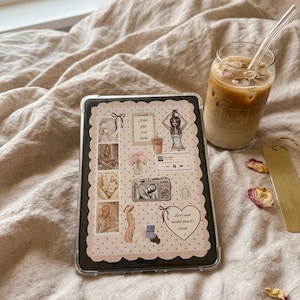Puede incluir: Una tableta en una funda transparente con una pegatina rosa claro con patrón de lunares y varias ilustraciones que incluyen una cámara, flores, una persona leyendo y el texto Hot girls read books y Love's near existed when it's shared.