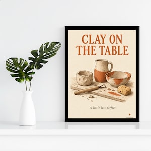 Könnte beinhalten: Ein gerahmter Kunstdruck mit dem Text CLAY ON THE TABLE und A little less perfect. Die Illustration zeigt einen Töpferkrug, eine Schale, eine kleine Tasse, ein Holzmodellierwerkzeug und einen Schwamm auf einem Holzbrett.