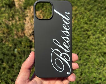 Funda para teléfono Blessed, letras cursivas blancas sobre fondo negro, diseño minimalista inspirador.