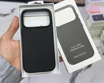 Puede incluir: Una funda de teléfono negra texturizada para IP 17 PRO en una caja blanca. El empaque incluye el texto For IP 17 PRO TechWoven Case y Magnetic | Camera Control. La funda tiene un marco negro y un panel trasero con diseño tejido.
