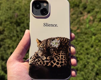 Funda para teléfono con estampado de leopardo, cita inspiradora sobre el silencio, diseño de fauna silvestre en beige y negro, funda para teléfono con arte de grandes felinos.