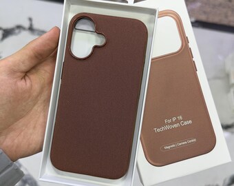Puede incluir: Una funda de teléfono texturizada de color marrón oscuro para IP 16 en su embalaje blanco. La caja muestra el texto For IP 16 TechWoven Case, Magnetic | Camera Control. La funda tiene un recorte para el módulo de cámara y textura tejida.