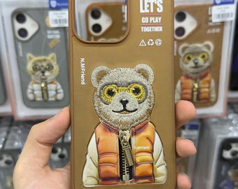 Funda para teléfono con diseño de osito de peluche, color marrón con chaleco acolchado naranja, un bonito accesorio para el teléfono con forma de animal.