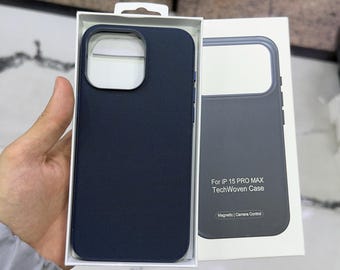 Puede incluir: Una funda de teléfono azul oscuro texturizada para iPhone 15 Pro Max dentro de una caja blanca. El empaque presenta el texto For iP 15 PRO MAX TechWoven Case y Magnetic | Camera Control impreso en el frente de la caja.