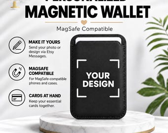 Puede incluir: Una cartera magnética rectangular negra con esquinas redondeadas y una ranura superior. El centro presenta el texto blanco YOUR DESIGN dentro de un marco. El texto en la imagen incluye PERSONALIZED MAGNETIC WALLET, MagSafe Compatible e instrucciones para enviar fotos a través de Etsy Messages.