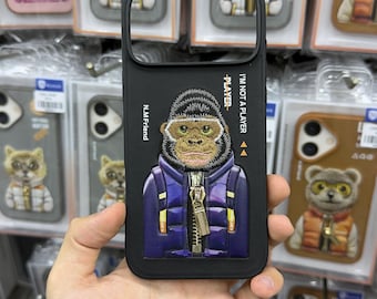 Funda para teléfono con diseño de oso de peluche, color negro con chaqueta acolchada morada, un bonito accesorio para el teléfono con forma de animal.