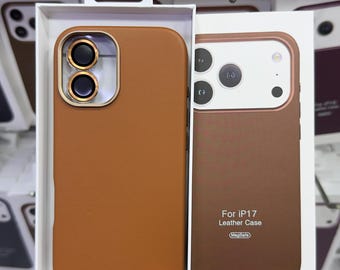 Puede incluir: Una funda de cuero color canela para iP16Pro con borde dorado en la cámara y una funda de cuero marrón para iP17 en empaque blanco. Ambas fundas incluyen la marca MagSafe y se muestran en un entorno de tienda con múltiples cajas.