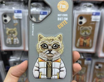 Funda para teléfono con diseño de gatito adorable, color gris con chaqueta acolchada blanca, regalo para amantes de los animales.