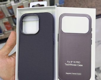 Puede incluir: Una funda de teléfono TechWoven azul marino oscuro y otra gris para iP 16 PRO en una caja blanca. La funda tiene una superficie texturizada, un gran recorte rectangular para la cámara y el texto For iP 16 PRO TechWoven Case Magnetic | Camera Control.