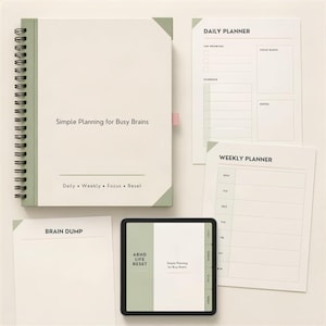 Può includere: Un'agenda a spirale intitolata Simple Planning for Busy Brains con accenti verde salvia, accompagnata da un foglio di pianificazione giornaliera, uno settimanale, un foglio per appunti e un tablet digitale con interfaccia ADHD Life Reset.