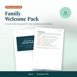 Op de afbeelding: Een 14-pagina tellend familie welkomstpakket met een donkergroenblauwe omslag met de tekst Welcome to [Service Name] en een tweede pagina getiteld A Typical Day, die een dagelijks schema van 7:00 tot 23:00 uur in een strakke lay-out toont.