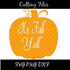 Puede incluir: Gráfico en forma de calabaza naranja con el texto "It's Fall Y'all" en escritura blanca. La calabaza tiene un patrón de celosía y remolinos decorativos. También están presentes las palabras "Cutting Files" y "SVG PNG DXF".