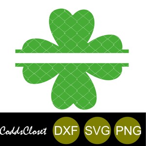Könnte beinhalten: Ein grünes Kleeblatt mit einem weißen, geteilten Monogramm-Design. Das Kleeblatt hat ein kariertes Muster. Die Wörter "DXF", "SVG" und "PNG" befinden sich in goldenen Kreisen unter dem Kleeblatt.