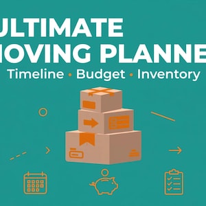 Puede incluir: Un gráfico digital color verde azulado titulado ULTIMATE MOVING PLANNER con los subtítulos Timeline, Budget, Inventory. En el centro, una pila de tres cajas de cartón marrones con cinta naranja. Debajo, iconos de calendario, hucha y lista de control.