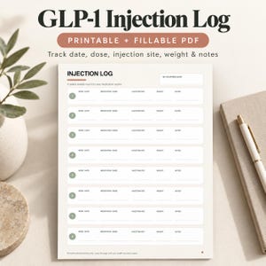 Może przedstawiać: Dziennik iniekcji GLP-1 w formacie PDF do druku i wypełnienia, z beżowym tłem i ciemnym tekstem. Formularz zawiera sekcje do śledzenia tygodnia, daty, leku, dawki, miejsca iniekcji, wagi oraz notatek dla ośmiu tygodni rutyny przyjmowania leków.