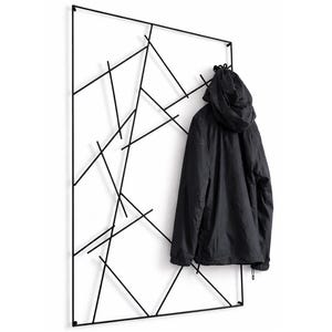 Könnte beinhalten: Eine schwarze Wandgarderobe aus Metall mit einem rechteckigen Rahmen und einem inneren Gitter aus sich kreuzenden dünnen Stäben. Eine schwarze Kapuzenjacke hängt an einer der oberen Metallstangen des an einer weißen Wand montierten Objekts.