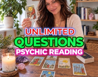 Peut inclure: Une publicité pour un service de voyance avec le texte UNLIMITED QUESTIONS PSYCHIC READING. Une personne tient la carte de tarot Le Soleil, tandis que d'autres cartes sont disposées sur une table en bois avec une bougie et des cristaux.