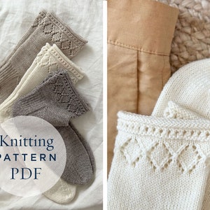 Op de afbeelding: Breipatroon PDF voor een paar sokken met een delicaat kantpatroon. De sokken worden getoond in drie verschillende kleuren: beige, grijs en wit.
