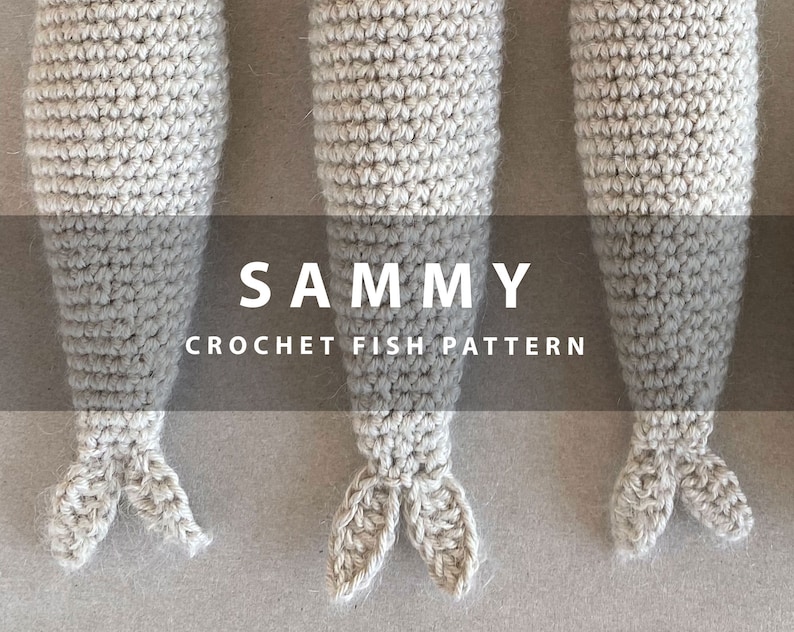 K&ouml;nnte beinhalten: Drei geh&auml;kelte Fischspielzeuge in Beige, mit dem Text "SAMMY CROCHET FISH PATTERN" in Schwarz.