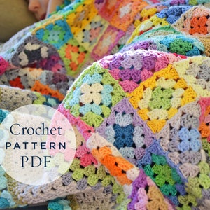 Peut inclure: Une couverture au crochet faite à la main avec un motif patchwork coloré. La couverture présente des carrés de différentes couleurs, notamment rose, vert, jaune et bleu. Le texte "Crochet PATTERN PDF" est superposé à l'image, suggérant un modèle pour créer des couvertures similaires.