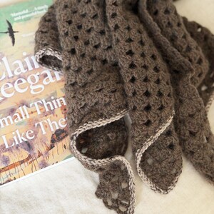 Patrón de bandana de crochet Mdays de CrochetObjet - Bufanda triangular con punto de abuela - Accesorio para el cabello bohemio fácil de una sola madeja - Descarga en PDF imagen 9