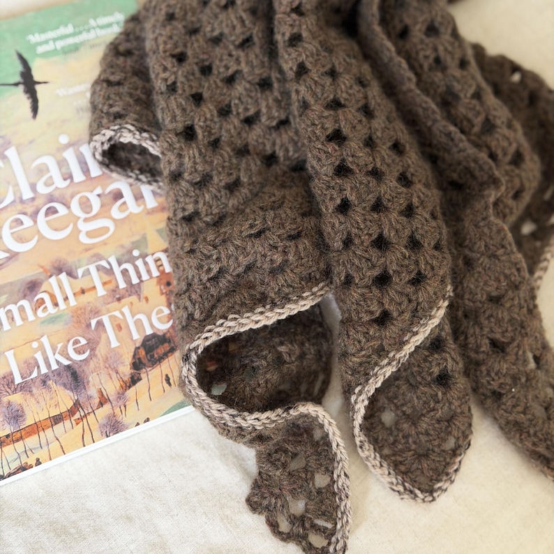 Patrón de bandana de crochet Mdays de CrochetObjet - Bufanda triangular con punto de abuela - Accesorio para el cabello bohemio fácil de una sola madeja - Descarga en PDF imagen 9