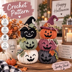 Puede incluir: Un patrón de ganchillo para una torre de calabazas que incluye dos pilas de tres calabazas cada una. Las calabazas están tejidas en negro, verde salvia, crema, naranja, ciruela y gris oscuro, con caras de calabaza y sombreros.