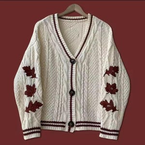 Höstkofta med lönnlöv för kvinnor, broderad tröja med röd lövmotiv, överdimensionerad stickad kofta, höstvintertröja med folkloreflickor och v-ringning