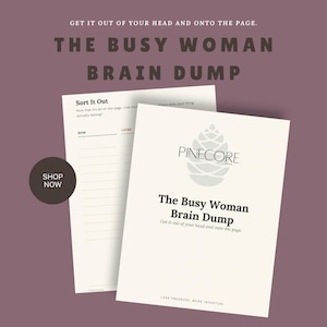 Può includere: Due fogli di carta color crema con il testo The Busy Woman Brain Dump, Pinecore, Sort It Out, Now, Later, Get it out of your head and onto the page, e Less pressure, more intention. Un grafico a forma di pigna è centrato sul foglio.