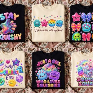 Pode incluir: Seis camisolas de gola redonda em preto e creme com gráficos coloridos de estilo cartoon de vários personagens squishy, estrelas, laços e corações. O texto inclui 'STAY SQUISHY', 'Life is better with squishies', 'In My Squishies Era', 'JUST A GIRL WHO LOVES SQUISHIES' e 'SQUISH SQUAD'.