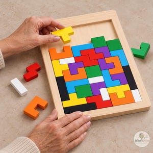 Puede incluir: Un tablero de rompecabezas de madera que contiene una variedad de bloques geométricos coloridos en rojo, naranja, amarillo, verde, azul, morado, negro y blanco. Los bloques están dispuestos para encajar en el marco rectangular, con piezas sueltas.
