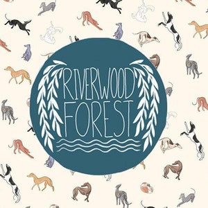K&ouml;nnte beinhalten: Cremefarbener Hintergrund mit einem Muster von Windhunden in verschiedenen Posen. Ein t&uuml;rkisfarbener Kreis in der Mitte zeigt den Text "RIVERWOOD FOREST" in Wei&szlig;, umrahmt von wei&szlig;en Blattillustrationen. Die Windhunde sind in Schwarz, Wei&szlig;, Braun und Grau.