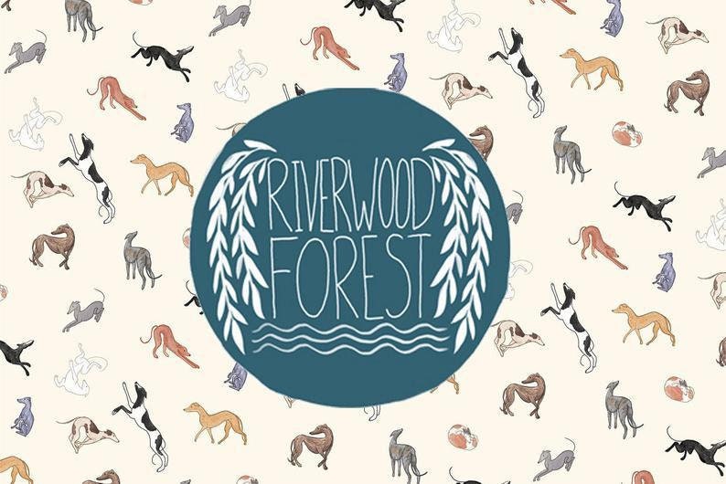 K&ouml;nnte beinhalten: Cremefarbener Hintergrund mit einem Muster von Windhunden in verschiedenen Posen. Ein t&uuml;rkisfarbener Kreis in der Mitte zeigt den Text "RIVERWOOD FOREST" in Wei&szlig;, umrahmt von wei&szlig;en Blattillustrationen. Die Windhunde sind in Schwarz, Wei&szlig;, Braun und Grau.