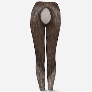 Può includere: Leggings marroni con un design a coda bianca e soffice. I leggings hanno una consistenza simile alla pelliccia e una vita alta. Il design assomiglia alla parte posteriore di un animale.