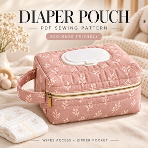 Può includere: Una pochette trapuntata per pannolini color rosa polvere con stampa floreale bianca, dotata di un coperchio in plastica bianca per le salviette, una chiusura a zip dorata e una maniglia laterale. Testo: DIAPER POUCH PDF SEWING PATTERN BEGINNER FRIENDLY WIPES ACCESS + ZIPPER POCKET.